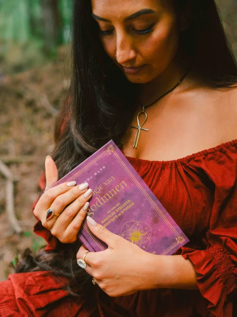 Sacred She tarot practice